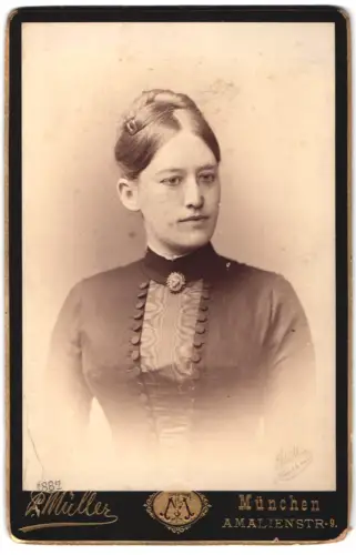 Fotografie F. Müller, München, Amalienstrasse 9, Portrait einer Frau im antiken Kleid