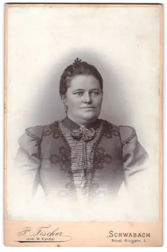 Fotografie P. Fischer, Schwabach, Nordl. Ringstr. 1, Porträt einer Frau im eleganten Kleid
