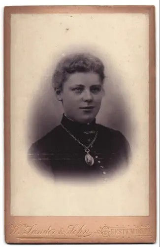 Fotografie W. Sander & Sohn, Geestemünde, Borriesstr. 10, Porträt einer Frau
