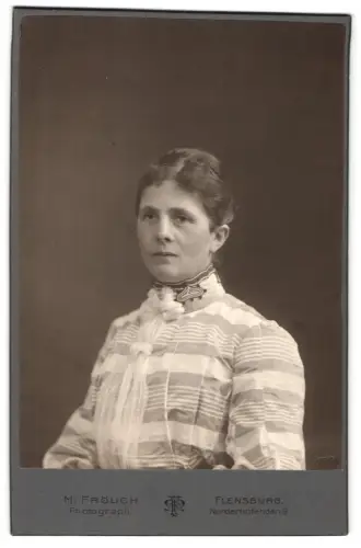 Fotografie M. Frölich, Flensburg, Norderhofenden 9, Porträt einer Frau in gestreiftem Kleid