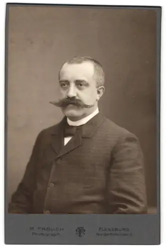 Fotografie M. Frölich, Flensburg, Norderhofenden 9, Porträt eines Herrn mit markantem Schnurrbart