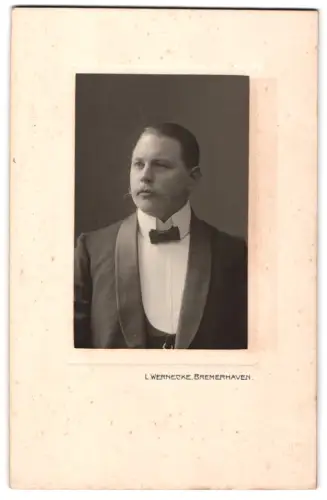 Fotografie L. Wernecke, Bremerhaven, Porträt eines Mannes in Anzug mit Fliege