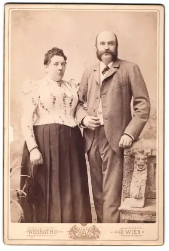 Fotografie Wegrath, Wien, Hauptstrasse 33, Elegantes Paar in traditioneller Kleidung