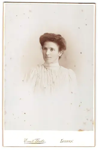 Fotografie Emil Goetz, Luzern, Hirschenmattstrasse 8, Porträt einer Frau in elegantem Kleid