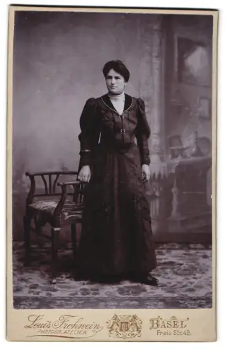 Fotografie Louis Frohwein, Basel, Freie Strasse 45, Porträt einer Frau in elegantem Kleid im Jahr 1896