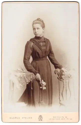 Fotografie Globus Atelier, Berlin, Leipziger Strasse 132/135, Junge Frau mit Blumenstrauss