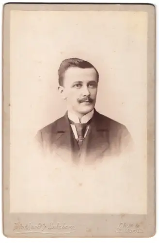 Fotografie Lienhard & Salzborn, Chur, Porträt eines Mannes mit Schnurrbart