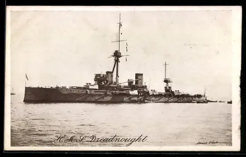 AK Britisches Schlachtschiff H.M.S. Dreadnought mit Beibooten längsseits, Kriegsschiff