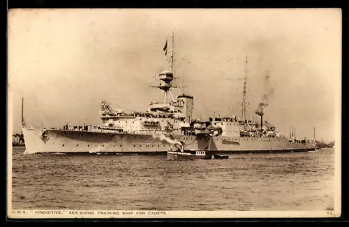 AK Britisches Schulschiff für Kadetten H.M.S. Vindictive vor der Küste, Kriegsschiff