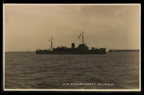 Foto-AK Britisches Minensuchboot H.M.S. Dunoon vor der Küste vor Anker liegend, Kriegsschiff