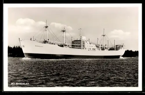 AK Schwedisches Frachtschiff M.S. Mandalay der A/B Svenska Ostasiatiska Kompaniet in Ballast vor der Küste