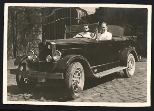 Fotografie Auto Berliet Six Cabrio, Herren im Cabriolet mit Windschott