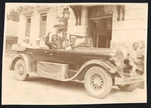 2 Fotografien Auto Steyr, Reisegesellschaft im offenen Tourenwagen