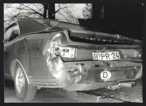 2 Fotografien Auto Opel Commodore A, Coupe mit Kennzeichen Berlin