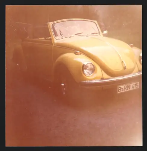 2 Fotografien Auto Volkswagen VW Käfer Cabrio, PKW mit Kennzeichen Berlin