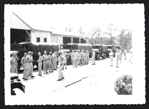 10 Fotografien U.S.-Army, American G.I.s. in Uniform posieren mit Sturmgewehr und beim Dienst