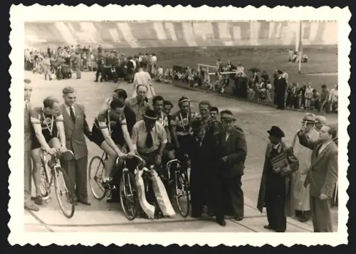 4 Fotografien Ansicht Frankfurt / Main, Fahrrad-Rennen / Bahnrennen, Radrennfahrer Deutsche Meisterschaft