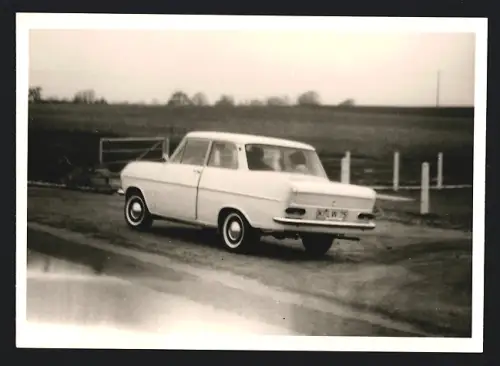 8 Fotografien Auto Opel Kadett Coupe, PKW mit Kfz-Kennzeichen Kiel
