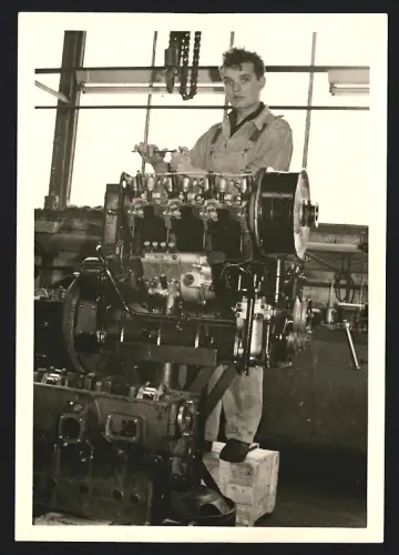 3 Fotografien Lastwagen M.A.N. Diesel 520, Mechaniker / Motorenschlosser zerlegt 4-Zylinder Reihenmotor