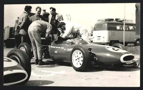 2 Fotografien Auto Cooper Rennwagen Empire Racin Team, Formel Rennwagen Startnummer 26 & 25