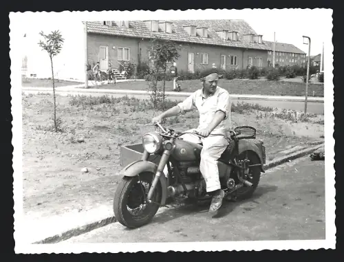 3 Fotografien Motorrad Sunbeam S7, stolzer Fahrer mit seinem Krad