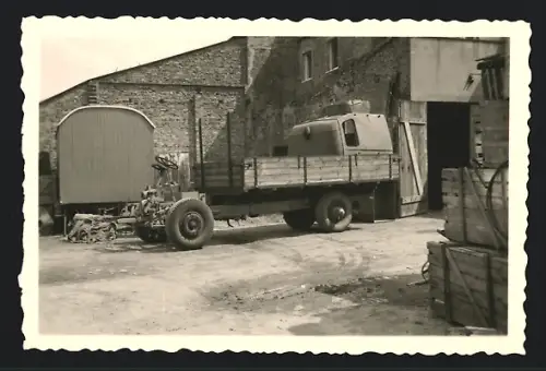 3 Fotografien Lastwagen, LKW-Pritsche mit demontierter Fahrerkabine auf der Ladefläche