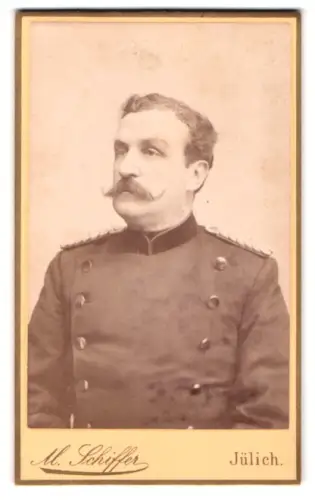 Fotografie M. Schiffer, Jülich, Grosse Roer Strasse 29a, Major im Überrock