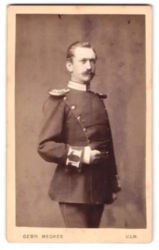Fotografie Gebr. Meckes, Ulm, Promenade 11, Garde-Offizier im Uniformrock