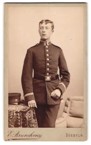 Fotografie E. Brunckow, Döbeln, Albert Strasse, Unteroffizier, sächs. Infanterie-Rgt. Nr. 139 m. Schirmmütze u. Bajonett