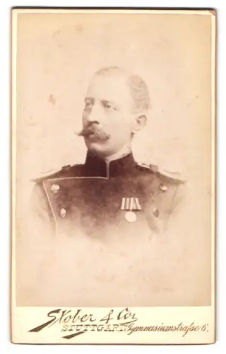 Fotografie Stober & Co., Stuttgart, Gymnasiumstr. 6, Offizier im Uniformrock mit Kriegsdenkmünze 1870/71