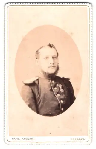 Fotografie Carl Arazim, Dresden, Amalienstr. 23, Offizier im Uniformrock mit Kriegsdenkmünze 1870/71