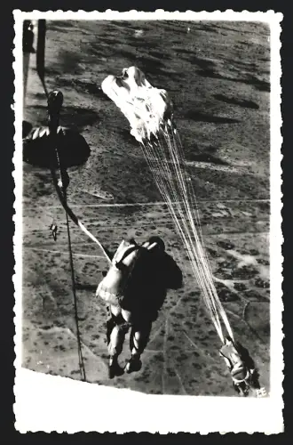 4 Fotografien Strassburg, Polygon, 1963, Sprungausbildung von Fallschirmjägern, direkt nach Absprung aus Flugzeug