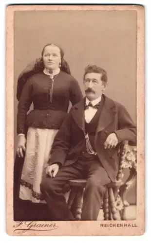 Fotografie H. Grainer, Reichenhall, Dame in Tracht mit ihrem Ehemann