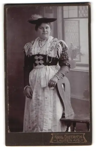 Fotografie Karl Dietrich, Laufen a. S., Junge Dame in Tracht mit Hut ca. 1915