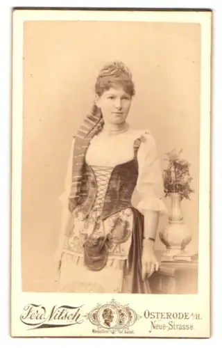 Fotografie Ferd. Nitsch, Osterode a. H., Neue Strasse, Junge Frau in Tracht