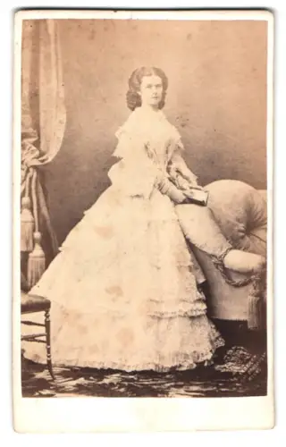 Fotografie Kaiserin Elisabeth von Österreich Sissi im spitzenbesetzten Kleid mit Buch in der Hand