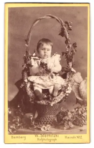 Fotografie W. Sternitzki, Bamberg, Hainstrasse 2, Kleinkind im Weidenkorb