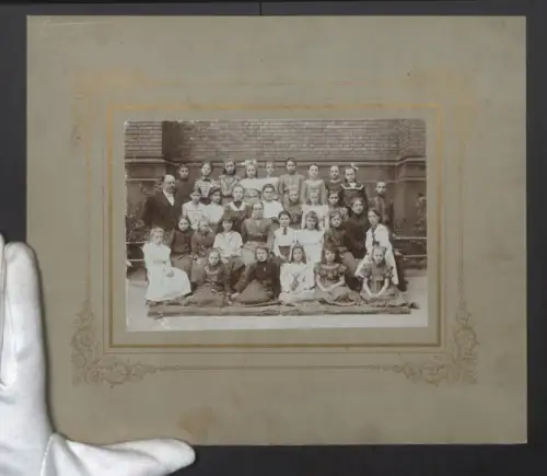 Fotografie unbekannter Fotograf, Ansicht Wiesbaden, Gruppenfoto Klasse 5b der Höheren Mädchenschule 1903, 24 x 28cm