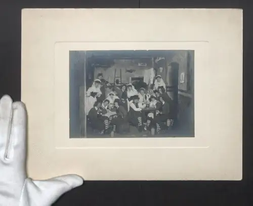 Fotografie unbekannter Fotograf und Ort, Schauspielerinnen des Theaters in Wiesbaden in ihren Kostümen, 24 x 31cm