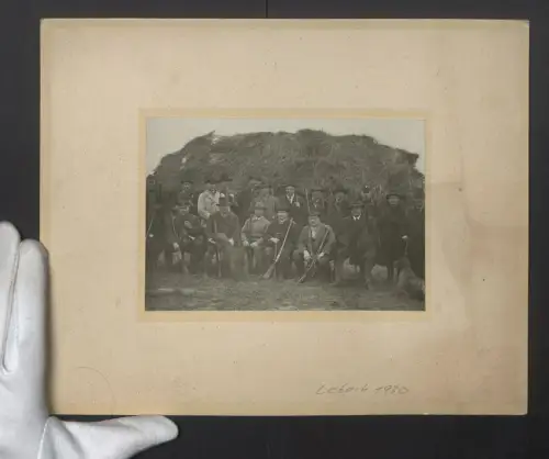 Fotografie unbekannter Fotograf, Ansicht Lebach, Jäger mit ihren Hunden vor der Treibjagd 1930, Grossformat 25 x 31cm