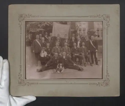 Fotografie unbekannter Fotograf, Ansicht Gross Hilligsfeld, Gruppenbild Männer-Gesangs-Verein mit Hund, 28 x 34cm