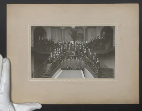 Fotografie Arthur Marx, Ort unbekannt, Ansicht Frankfurt /Main, Grand Hotel, Bedienstete auf der Treppe, 26 x 34cm