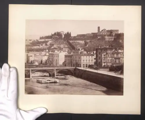 Fotografie unbekannter Fotograf, Ansicht Firenze, St. Miniato, Flusslauf mit Brücke, Grossformat 28 x 35cm