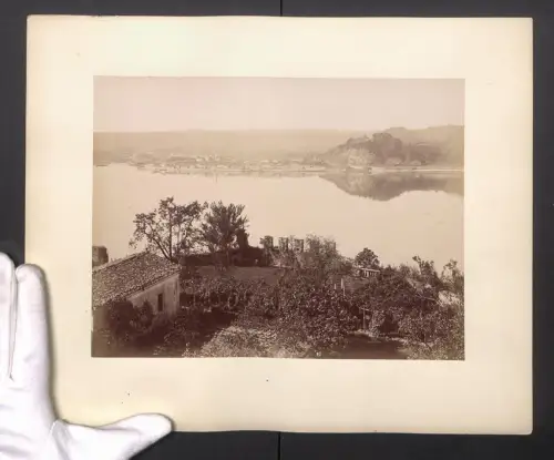 Fotografie unbekannter Fotograf, Ansicht Arona /Lago Maggiore, Blick zum Ort am Ufer, Grossformat 28 x 35cm