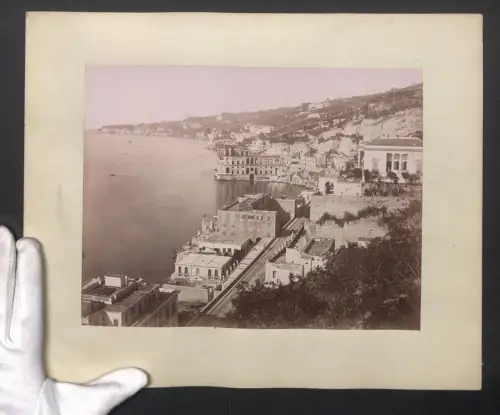 Fotografie unbekannter Fotograf, Ansicht Neapel, Blick über den Ort mit Buchten am Wasser, Grossformat 28 x 35cm