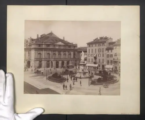 Fotografie unbekannter Fotograf, Ansicht Mailand, Platzansicht mit Denkmal und Caffe Ristorante, Strassenbahn, 28 x 35cm
