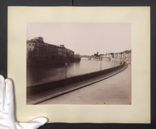 Fotografie unbekannter Fotograf, Ansicht Pisa, Lung`Arno, Idyllische Promenade am Fluss, Grossformat 28 x 35cm