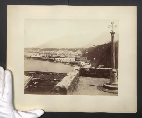 Fotografie unbekannter Fotograf, Ansicht Castellammare di Stabia, Ortspanorama mit Kreuz im Vordergrund, 28 x 35cm