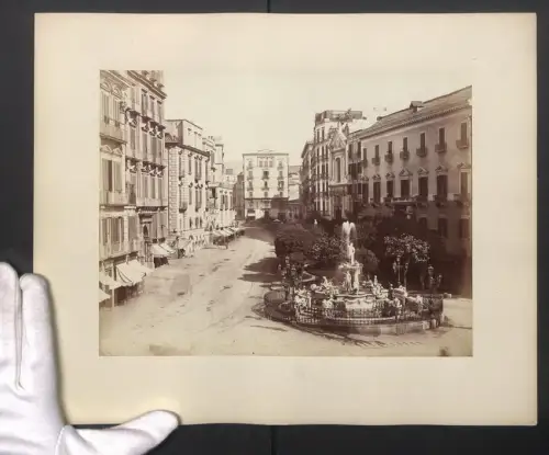Fotografie unbekannter Fotograf, Ansicht Napoli, Fontana Medina, Grossformat 28 x 35cm