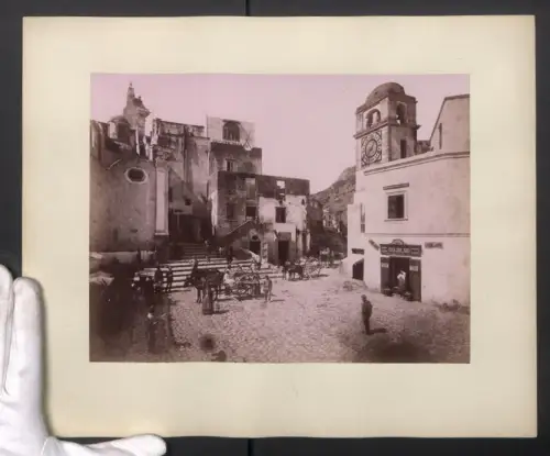 Fotografie unbekannter Fotograf, Ansicht Capri, Platzansicht mit Pferdekarren, Bernardo Calzolaio Schuhmacher, 28 x 35cm